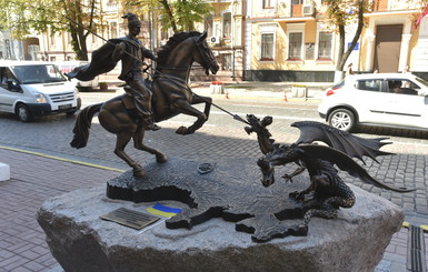 Около входа в СБУ появился памятник с драконом и казаком