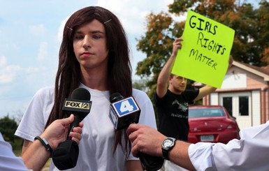 В США власти поддержали требование школьника-транссексуала посещать женский туалет  