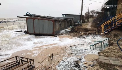 Побережье в руинах: в Кирилловке шторм разрушил береговую линию