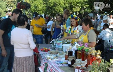 В Запорожье на первом всеукраинском фестивале консервации на скорость резали овощи