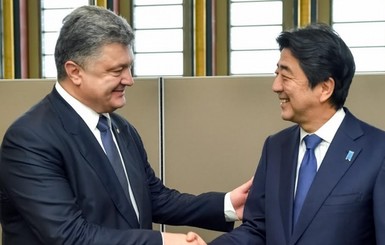 Премьер Японии пообещал Украине не признавать выборы в 