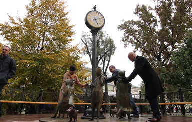 В Одессе появился танцующий памятник с часами