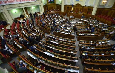 Первую годовщину парламента депутаты отметили полупустым залом