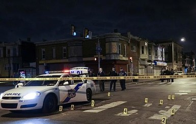 В Филадельфии вооруженный мужчина напал на полицейского в машине