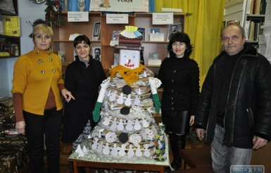 В Одессе мастерят снеговиков из ниток, книг и песка