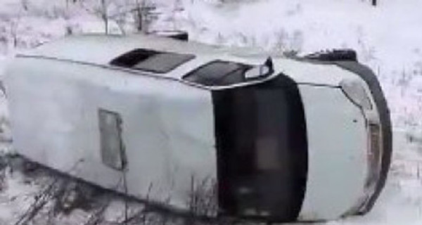В Донецке перевернулся микроавтобус с 