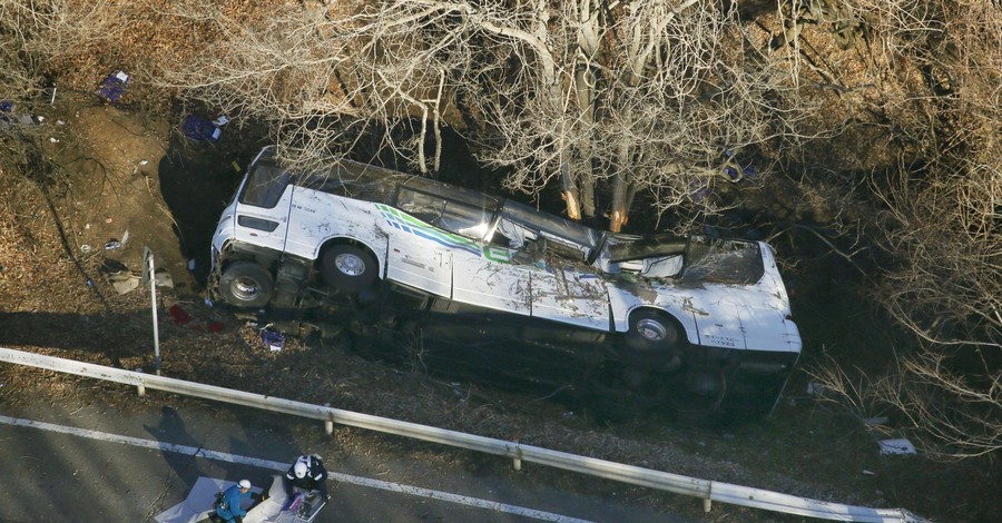 В Японии автобус с туристами перевернулся на трассе, погибли 14 человек