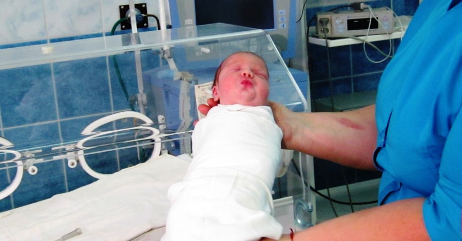 В Житомире в куче мусора случайно нашли новорожденную девочку 