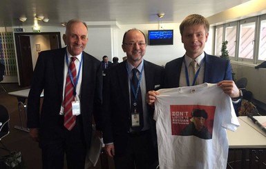 Нардеп Гончаренеко раздавал делегатам ПАСЕ антироссийские футболки