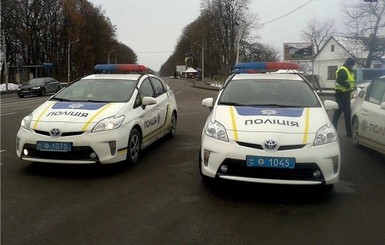 Очевидец: в Киеве полицейские эвакуировали прокурорские автомобили