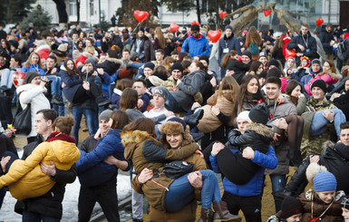 В Харькове 226 мужчин одновременно держали своих любимых на руках