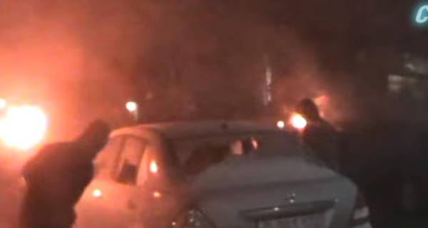 Подробности нападения на посольство РФ в Киеве: разбиты три машин