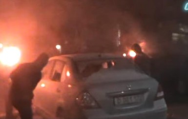 Подробности нападения на посольство РФ в Киеве: разбиты три машин