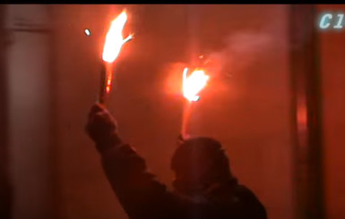 Ночью в Киеве неизвестные  напали на посольство РФ 