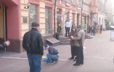 В Москве люди в масках сожгли флаг Украины