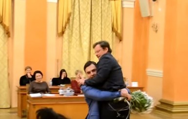 Вынесенный из горсовета Боровик требует извинений у Порошенко