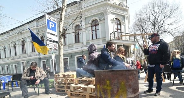 В Одессе продолжают пикетировать прокуратуру