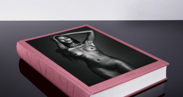 Наоми Кэмпбелл выпустила фотоальбом с обнаженной грудью на обложке