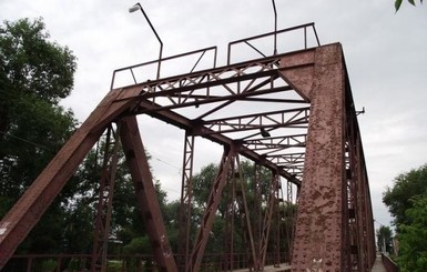 В Винницкой области охотники за металлом чуть не разобрали железнодорожный мост