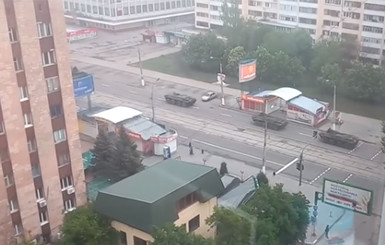 По Луганску проехалась колонна военной техники