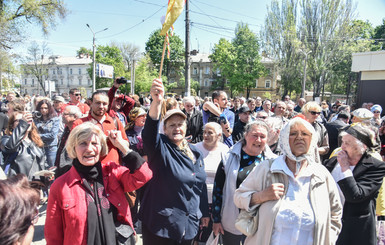 На Куликовом поле в Одессе около 300 человек распевают советские песни