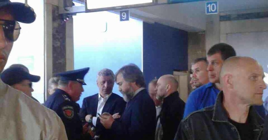 Депутат: в вип-зале Одесского аэропорта находятся Бойко и Новинский