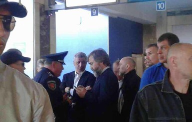 Депутат: в вип-зале Одесского аэропорта находятся Бойко и Новинский