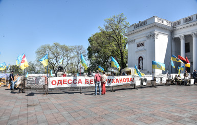 Акции запретили, но майдан против Труханова остается в центре Одессы