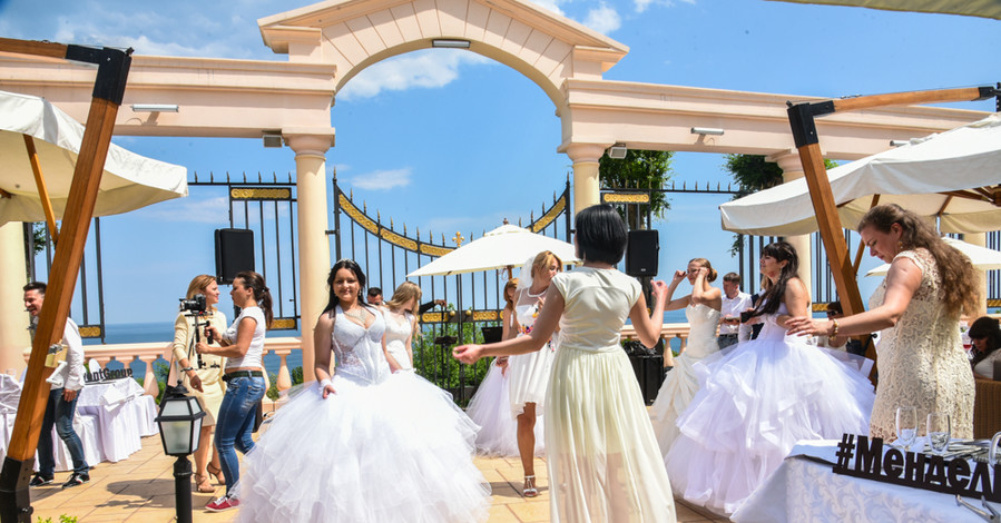 На парад невест в Одессе стали приглашать и незамужних
