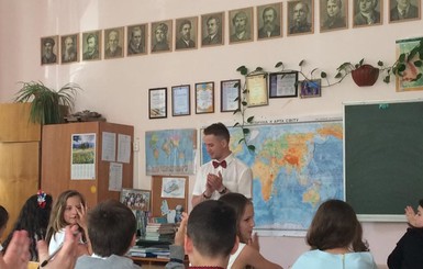 Учитель географии вместо уроков рассказывает сказки и ходит в бабочке