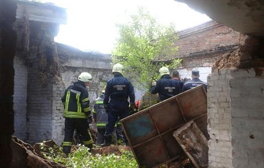 В Киеве на подростка упала бетонная плита