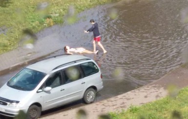 Минск затопило – люди фотографируются в лужах