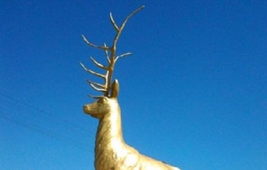В Кирилловке многострадальному оленю сделали золотые антивандальные рога