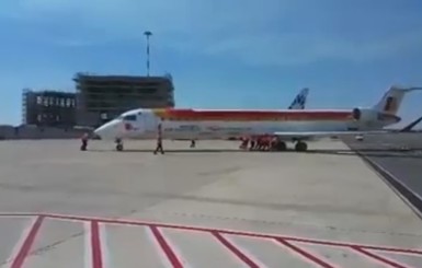 Сотрудникам аэропорта в Риме пришлось подтолкнуть самолет