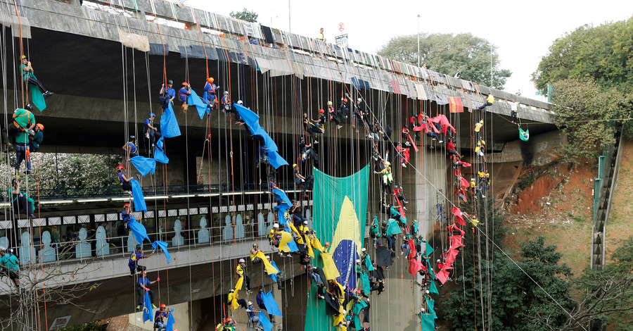 В Сан-Паулу появилась олимпийская инсталляция из живых людей