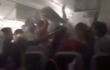 Видео паники из горящего самолета в Дубае