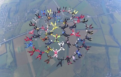 Под Харьковом парашютисты установили национальный рекорд