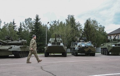 Порошенко объяснил, зачем Украине нужен военный парад