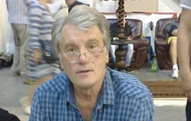 Ющенко на досуге торгует вышиванками 