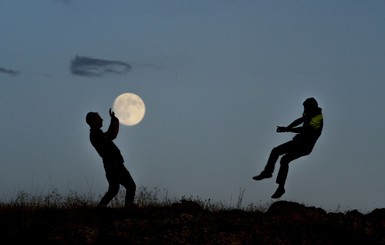 Сеть заполняют снимки людей, играющих с луной