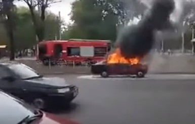 В Киеве возле метро загорелся автомобиль