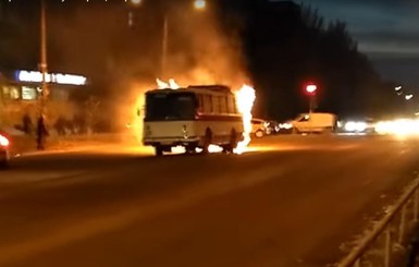 В Запорожье на ходу загорелся автобус