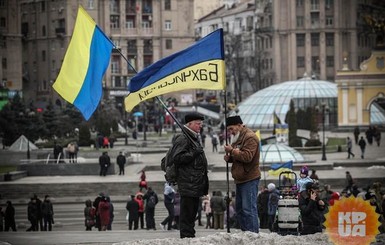 На Майдане спекулируют гвоздиками и ищут знакомых по революции