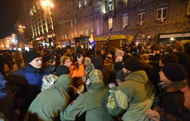 На Майдане начались первые потасовки, митингующим не дают зажечь пять тысяч шин