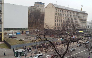 В центре Киева снова собираются люди
