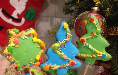 Рецепт имбирного печенья к Рождеству с разноцветной глазурью