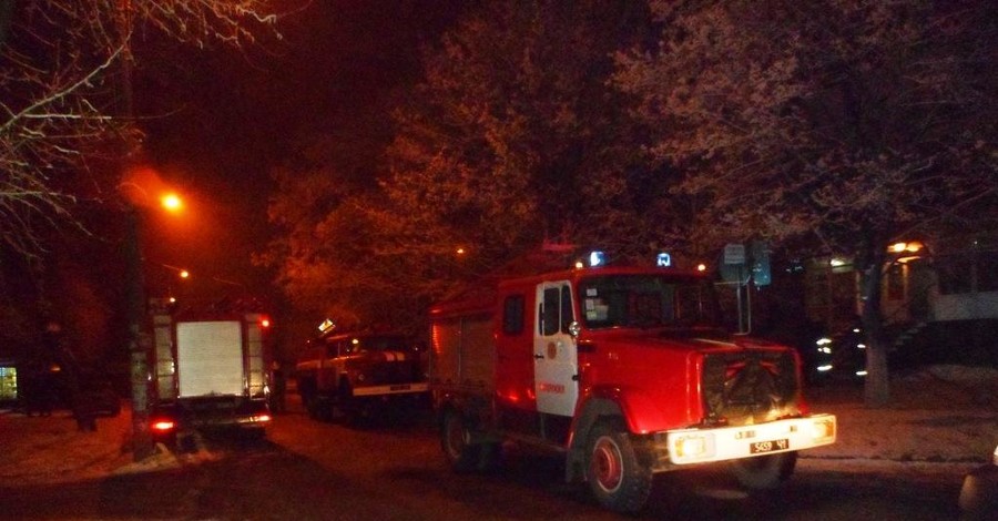 В Запорожье спасатели снимали людей с парапета горящего здания
