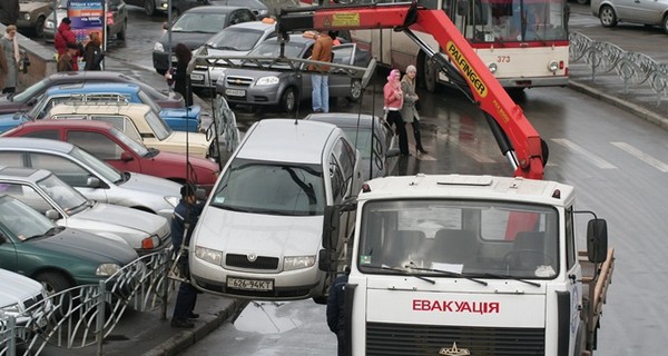 Адреса в Киеве и области, где забрать машину, увезенную на эвакуаторе