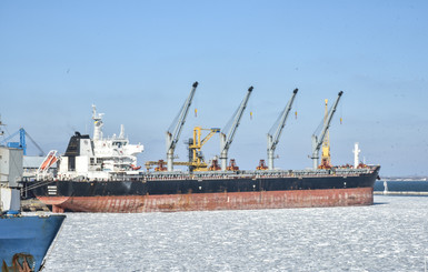 В Одессе море слегка замерзло и лед вокруг кораблей разбивают буксиром