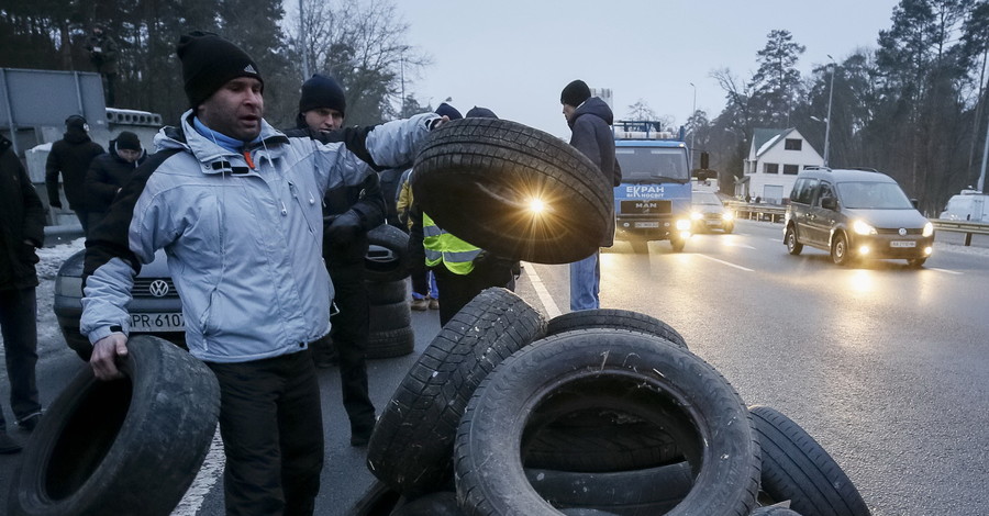 Из-за чего автомобилисты блокируют въезды в Киев